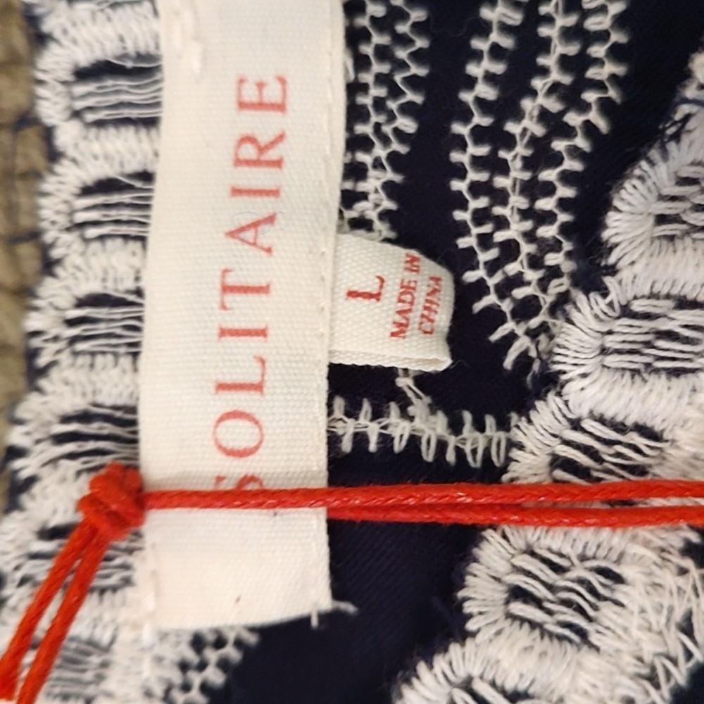 Solitaire NWT Navy Blue & White Embroidered Ferns Boxy Scalloped Hem SZ:L Blouse - Picture 11 of 14